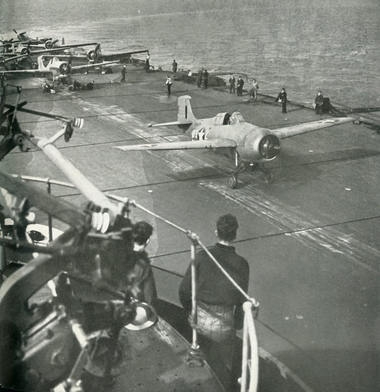 航空母艦、第二次世界大戦、c1943の戦闘機。 作： 不明