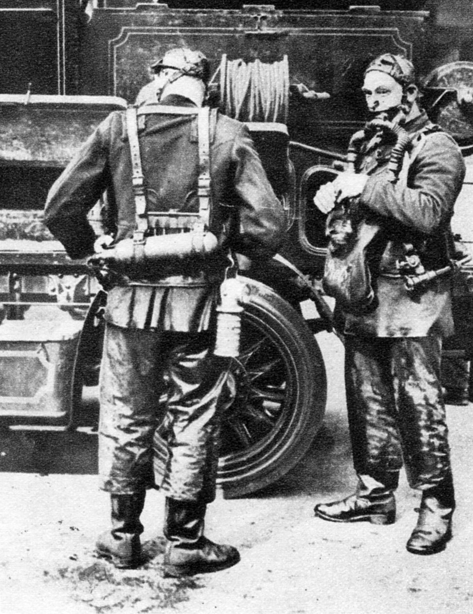 消防士がスモークヘルメットを着用、ファリンドンストリートラバーワークス、ロンドン、1926-1927 作： 不明