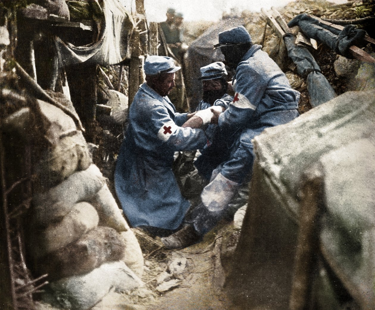 1915年のフランス海溝の1つで負傷した男性への応急処置 作： 不明