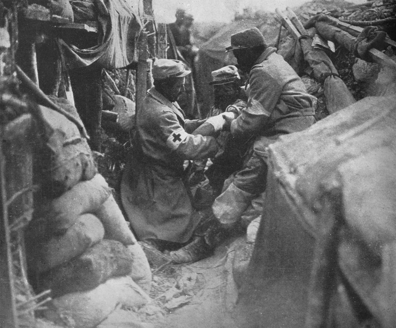 1915年のフランス海溝の1つで負傷した男性への応急処置 作： 不明