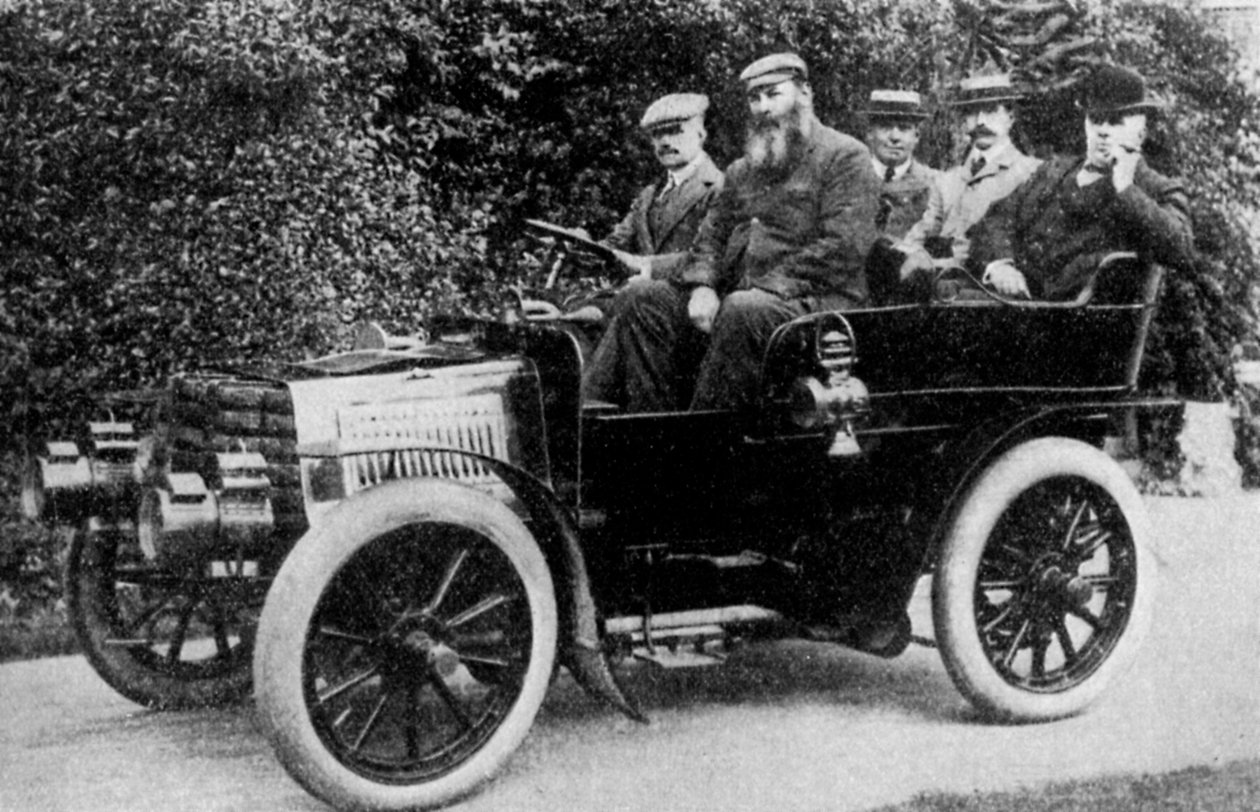 自動車に座っている5人の男性、1902 1935 作： 不明