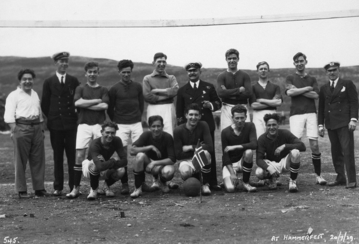 サッカーチーム、ノルウェー北部のハンメルフェスト、1929年7月20日 作： 不明