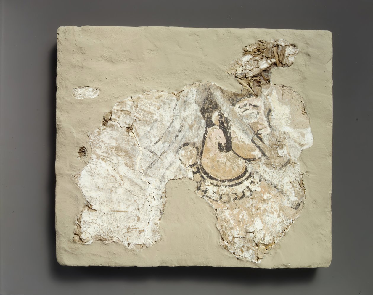 壁画の断片：口を覆った女性のパダム 紀元前7世紀頃 作： 不明