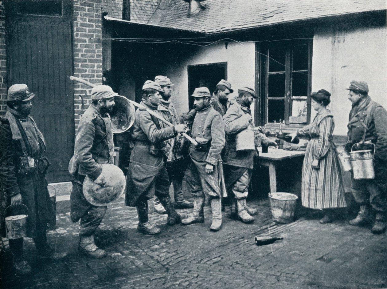 塹壕から戻ってきたフランスの兵士がリフレッシュのために立ち止まる、c1914 作： 不明