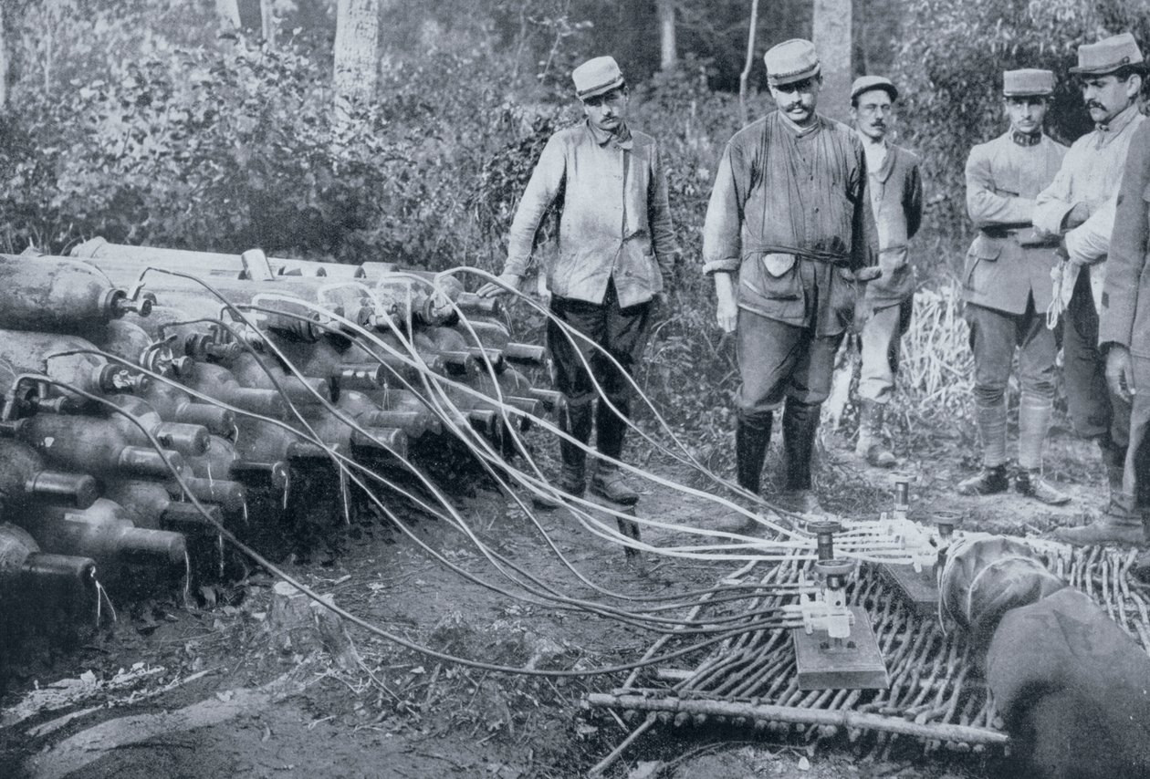 ガスボンベを持つフランスの兵士、第一次世界大戦、1915 作： 不明