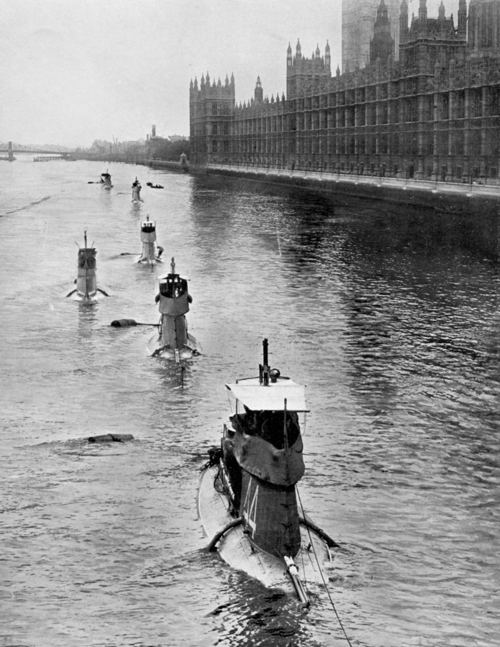 1909年7月、フランスの潜水艦Saphir Q44とその他5人がグレーブセンドからロンドンに移動 作： 不明