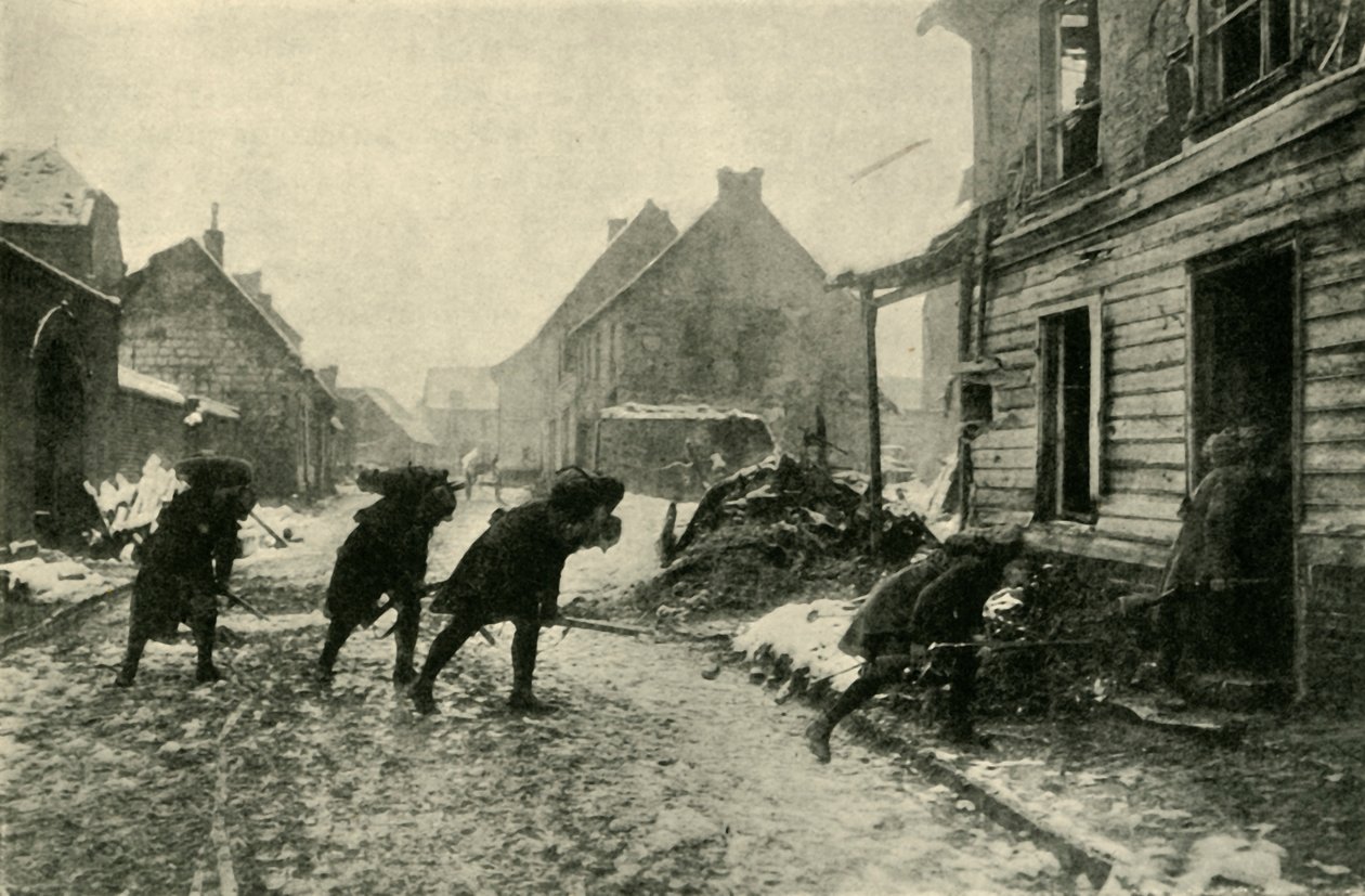 1914年から1915年、第一次世界大戦、1920年のドイツ軍の砲火の下で村の通りを横切るフランス軍。 作： 不明
