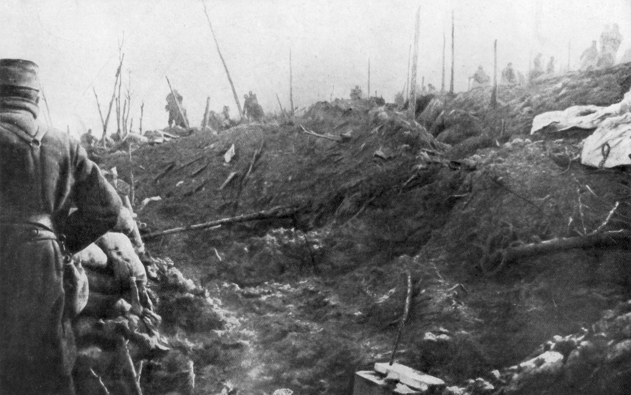 フランス軍は1915年8月、フランスのベルダンの近くで、ドイツの反撃、Epargesリッジの準備をします。 作： 不明