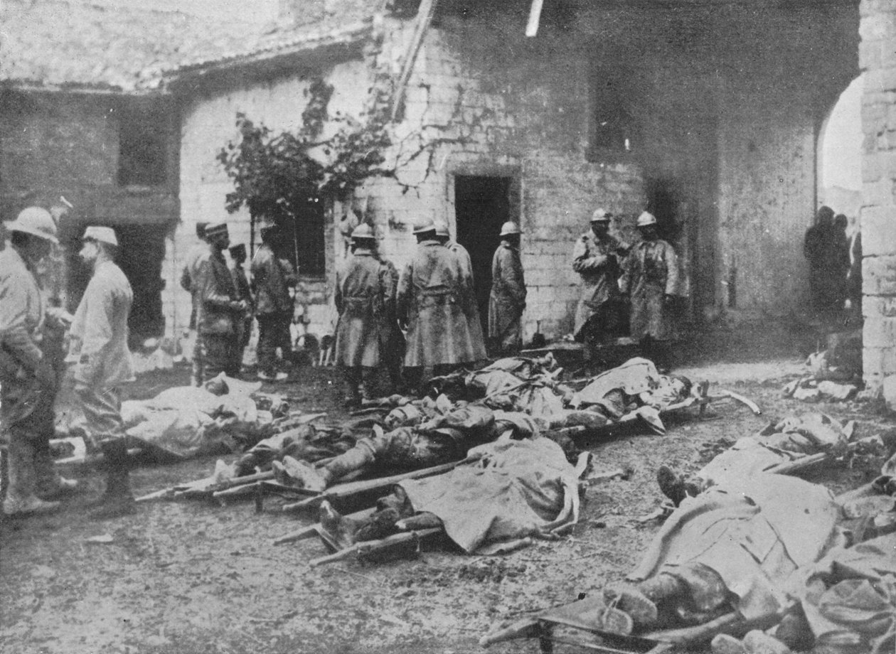 1915年、列の後ろの農場への攻撃中にフランス人の負傷者が連れ去られた 作： 不明