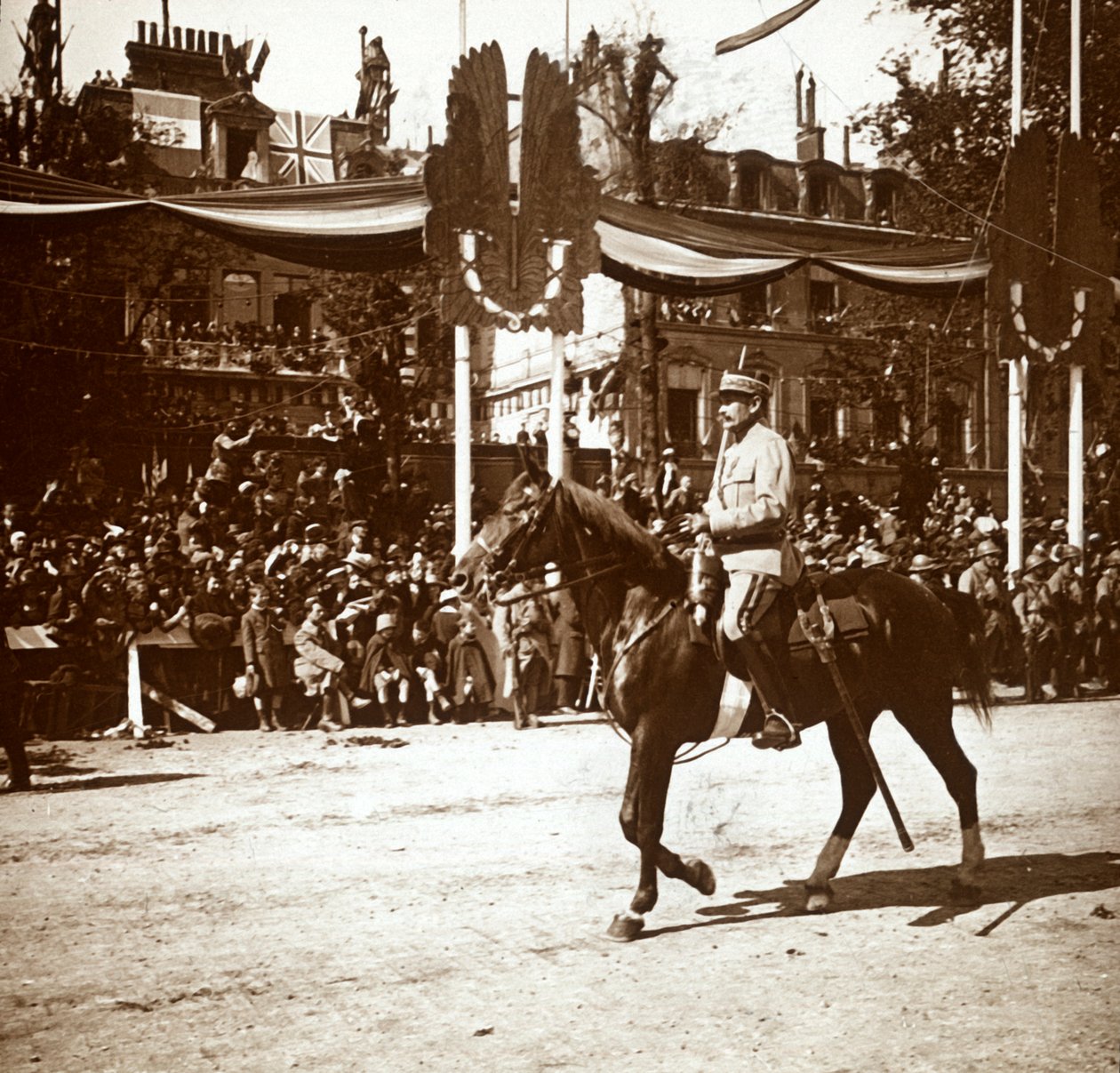 勝利のパレード、パリ、フランス、c1918-c1919でトゥールジェ将軍 作： 不明