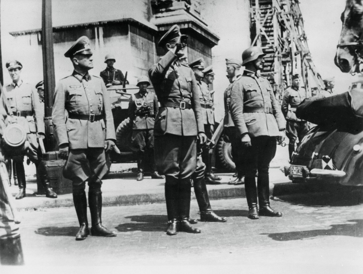 1940年6月14日、パリの凱旋門を通り過ぎるドイツ軍に敬礼するフォンボック将軍 作： 不明