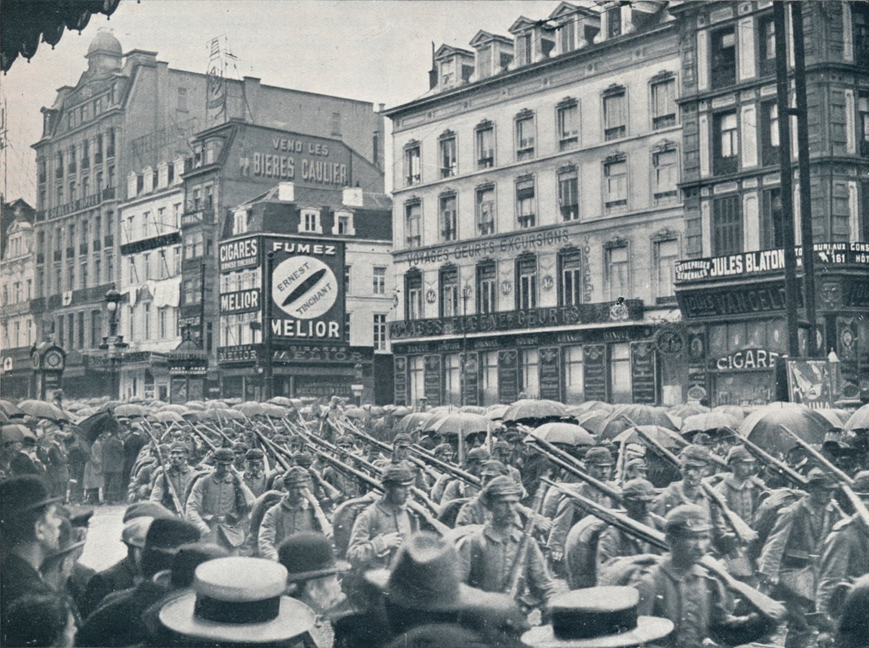 1914年、雨の中でブリュッセルに入ったドイツの歩兵 作： 不明