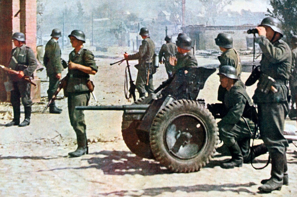 1943年にロシアのライトフィールド砲を備えたドイツの歩兵 作： 不明