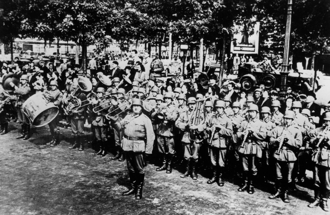 1940年6月、パリのエトワール広場でのパレードでのドイツ軍バンド 作： 不明