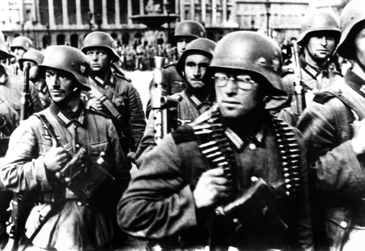 1940年6月14日、パリで行進しているドイツの兵士 作： 不明