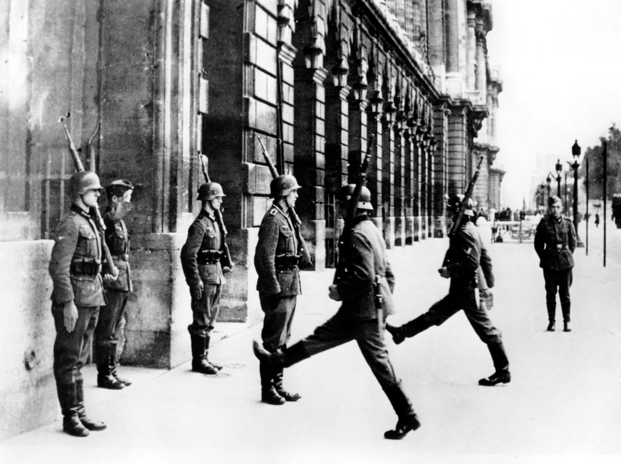 1940年10月7日、パリのホテルクリヨンの外で警備任務にいるドイツ兵 作： 不明