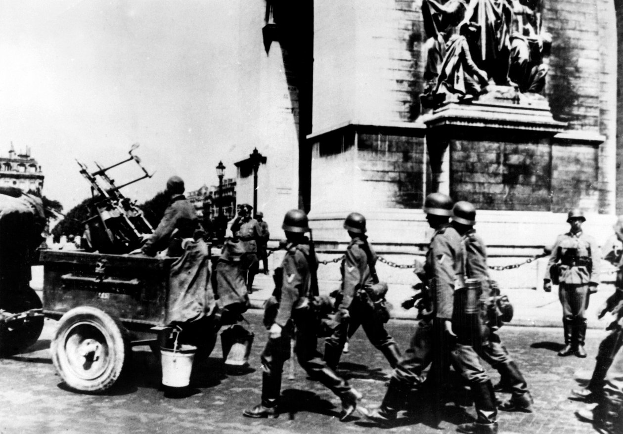1940年6月、凱旋門を過ぎて行進するドイツ軍 作： 不明