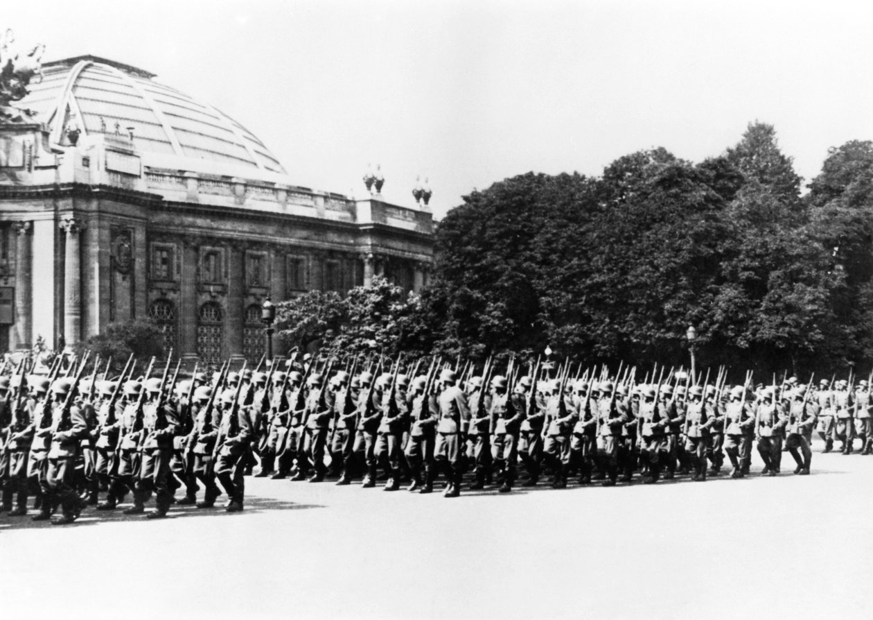 1941年7月8日、ドイツのパリ軍司令官の前を行進するドイツ軍 作： 不明
