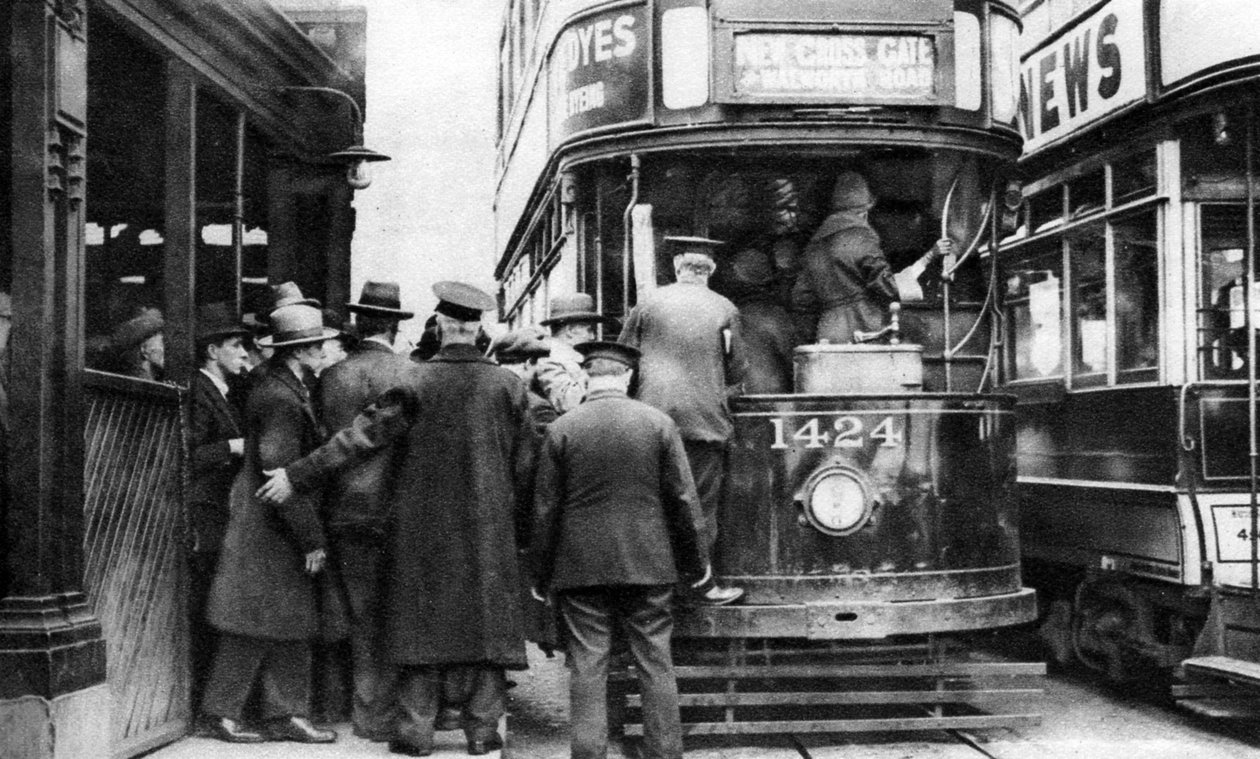 1926-1927年、ロンドンのブラックフライアーズでトラムに乗る 作： 不明
