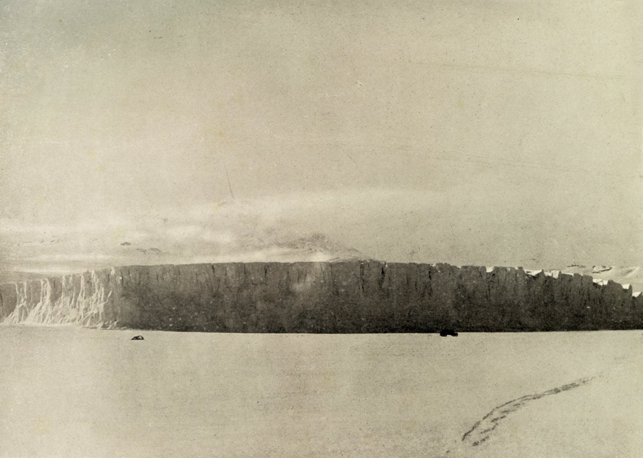 ケープバーンの南にある氷河。モーターは海氷上を移動しています。c1908、1909。 作： 不明
