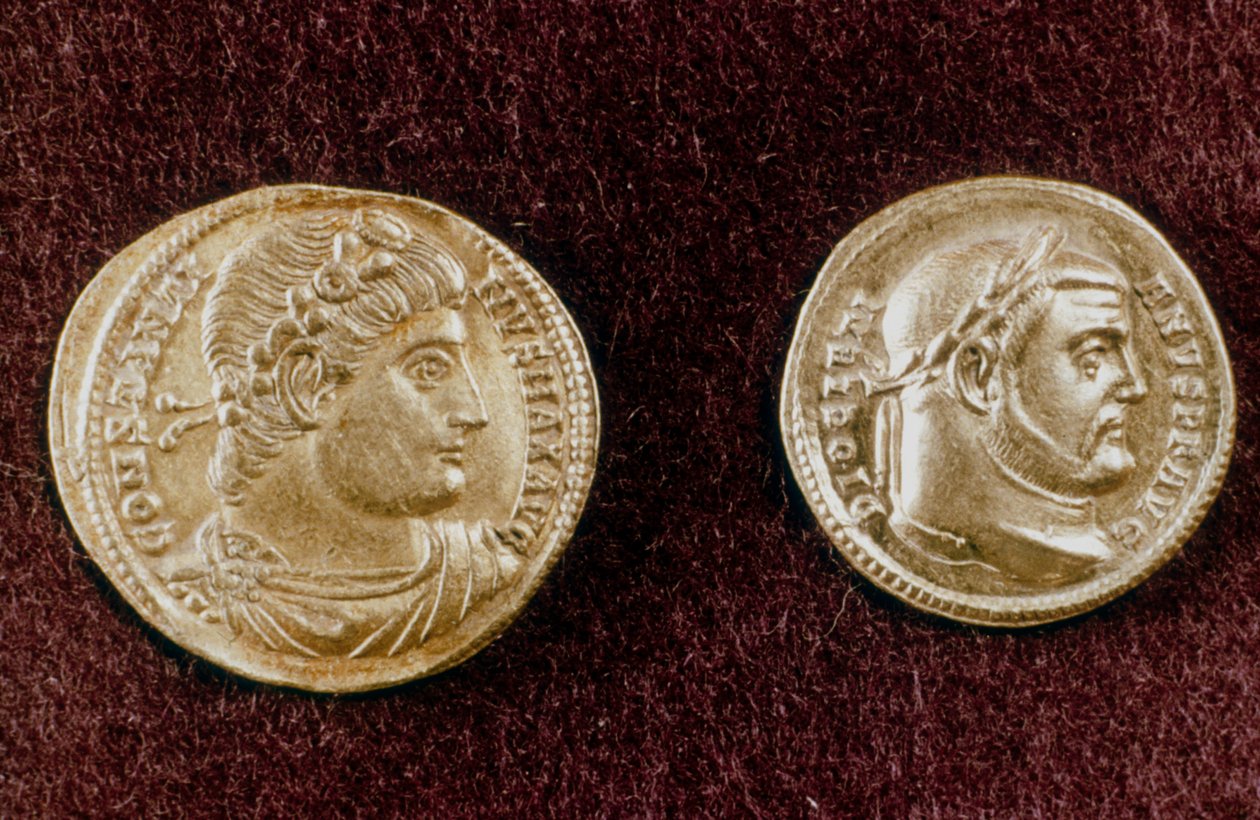 4世紀のローマ皇帝コンスタンティヌス大帝とディオクレティアヌス帝の頭部を示す金貨 作： 不明