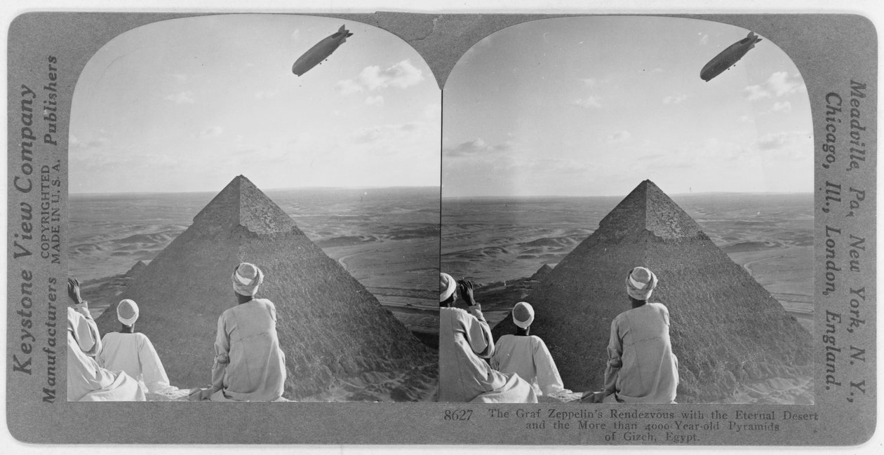 ギザのピラミッド上空のグラーフ・ツェッペリン、1930年頃（ステレオグラフ 作： 不明