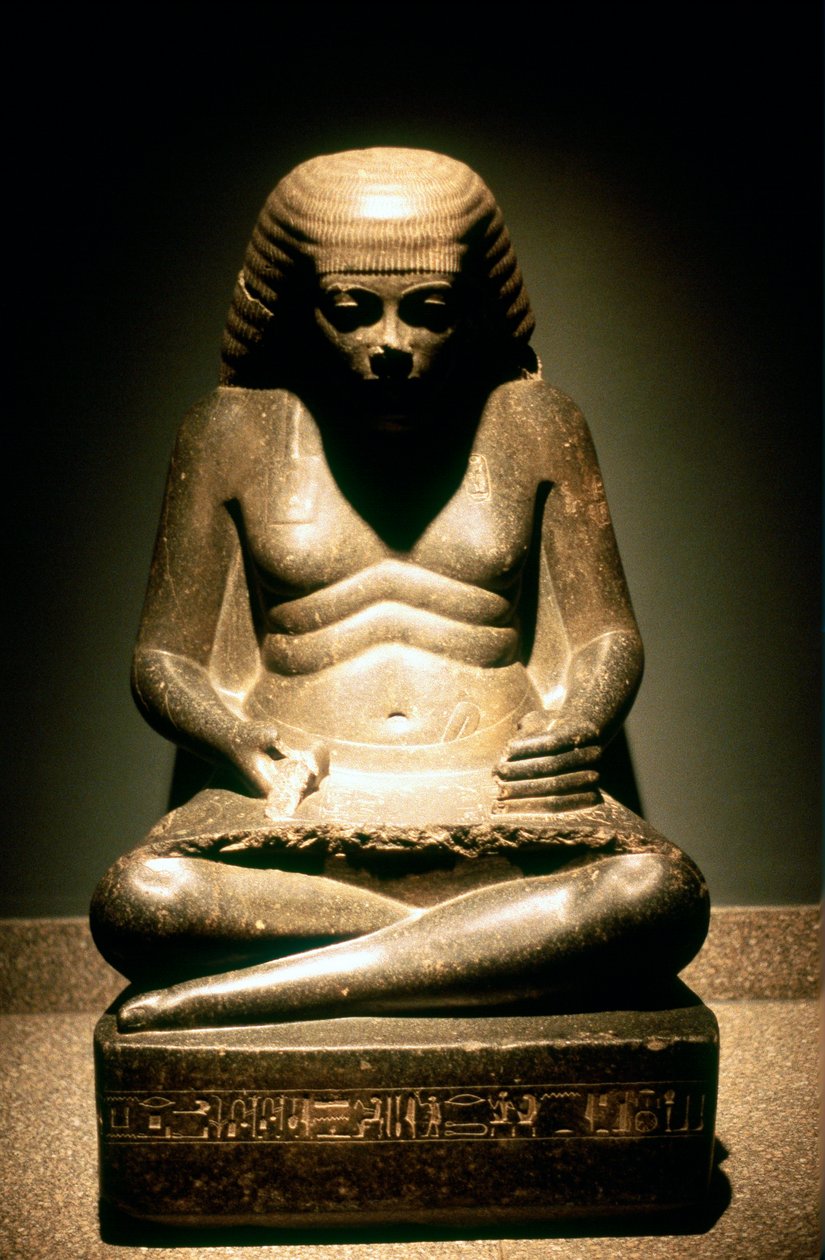 1718年の王朝、紀元前1500年頃、カルナック出身の古代エジプトの書記が座っている花崗岩の像 作： 不明