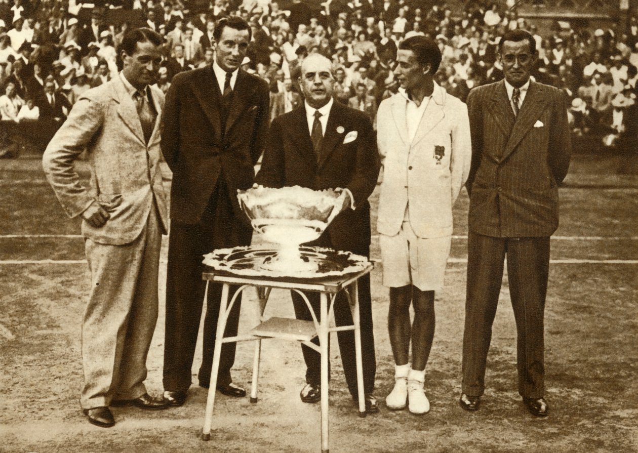1933年7月30日、1935年、イギリスはパリのデービスカップテニス選手権で優勝しました。 作： 不明