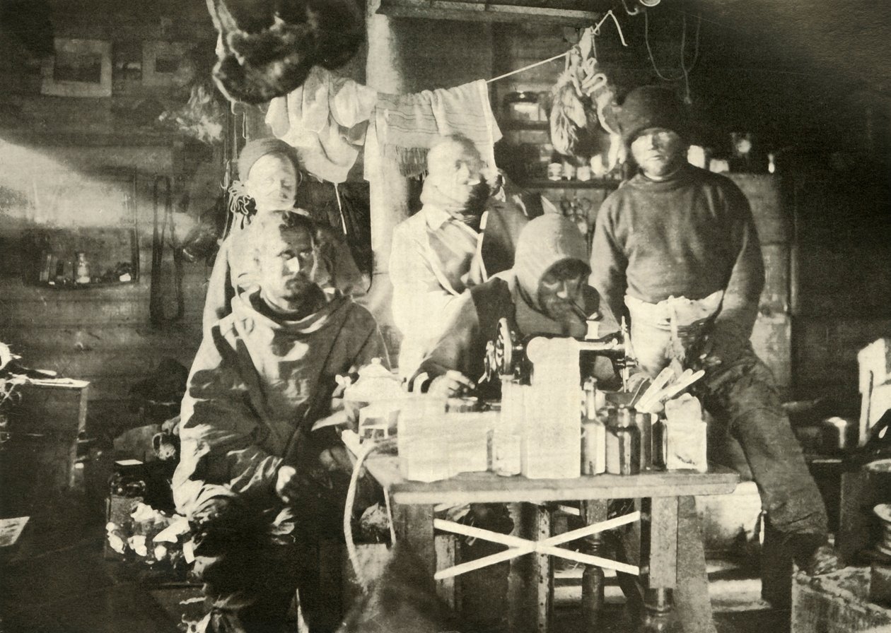 夏の小屋のグループ：ミシンでのジョイス、1908年、1909年。 作： 不明