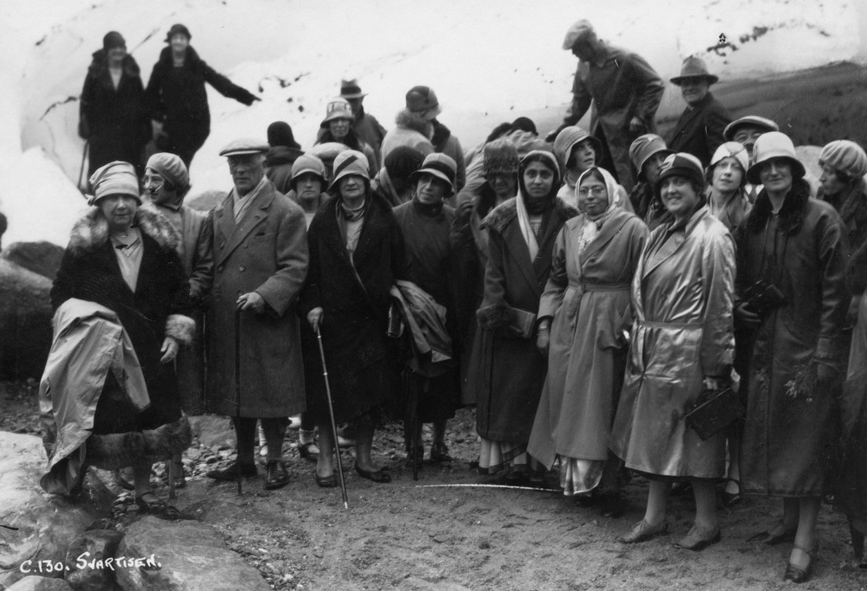 1929年、ノルウェー北部のスヴァルティセンを訪れる観光客のグループ 作： 不明