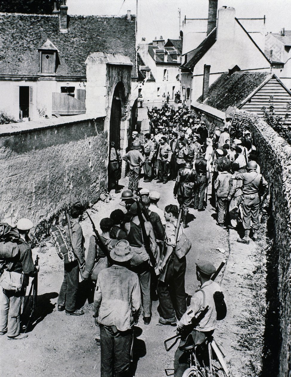 家の中で武器の配布を待つフランスのレジスタンスのグループ（1944年7月）（モノクロ写真 作： 不明