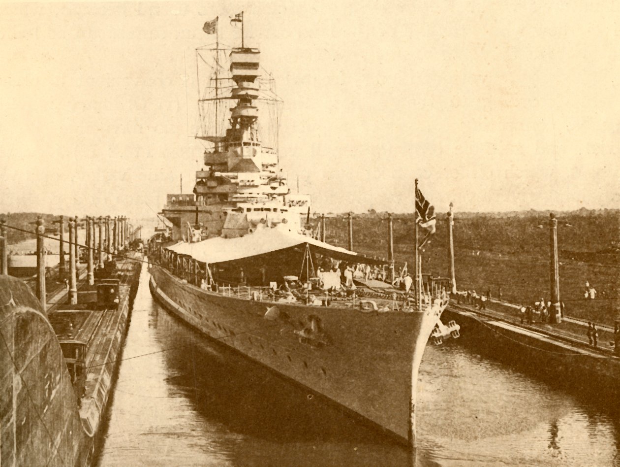 ヨーク公爵と公爵夫人が乗船したパナマ運河を通過するHMSレナウン、c1930 作： 不明