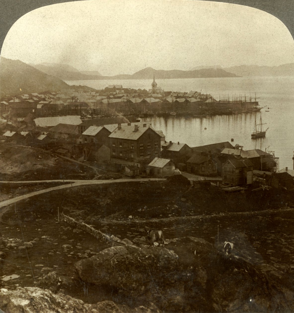 ハンマーフェスト。世界最北端の町-5月13日から7月29日まで日没なし、ノルウェー、c1905。 作： 不明