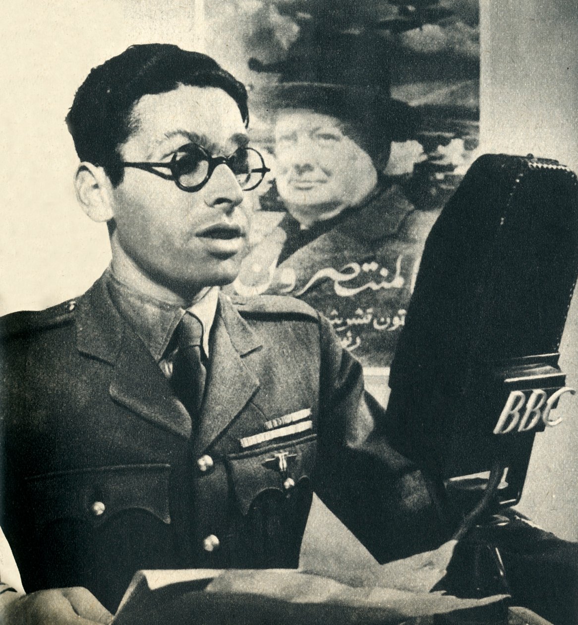 彼はモロッコのアラビア語でニュースを読みます。 1942年、フランス軍の戦闘員。 作： 不明