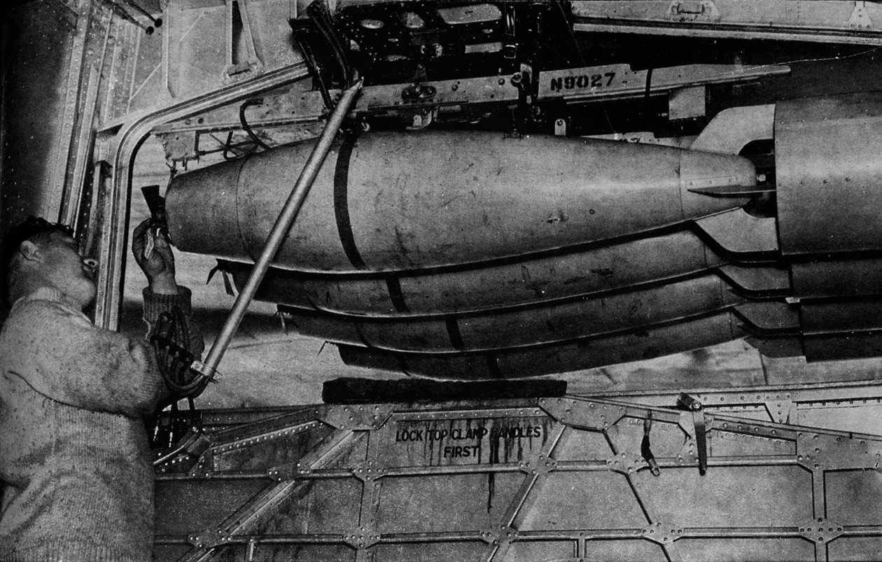 RAFショートサンダーランドフライングボートのラック内の重爆弾、c1940 1943 作： 不明