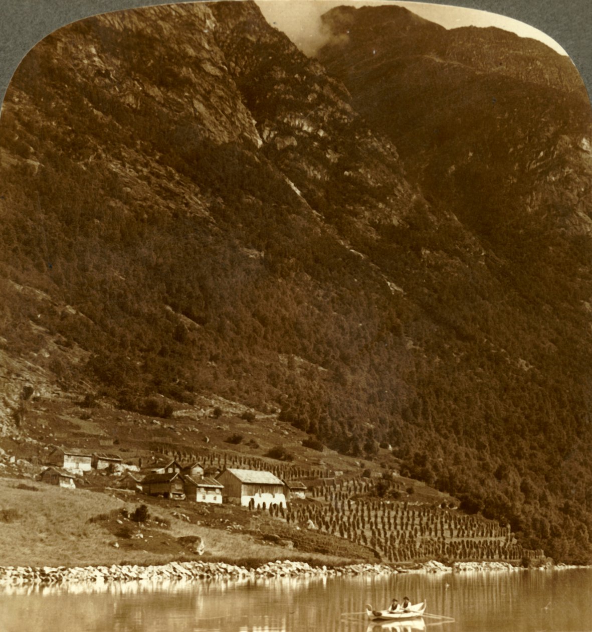 ノルウェーのローエン湖のE.海岸にある山のふもとにたたずむ養蜂場。c1905。 作： 不明