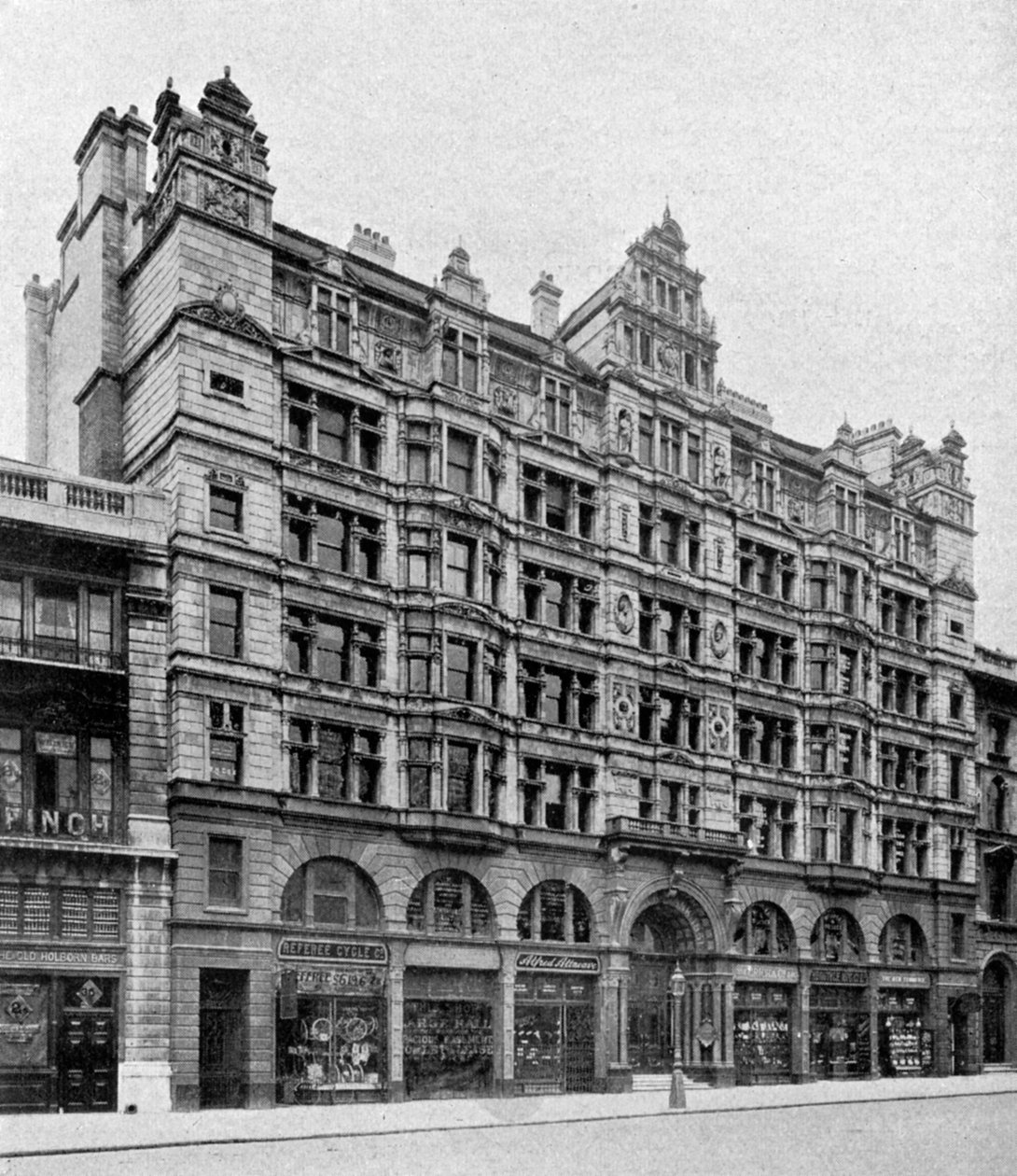 1904年、ロンドンのバークベック銀行のホルボーンフロント 作： 不明