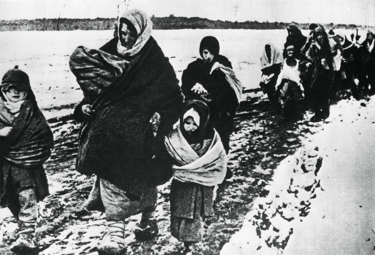 ホームレス難民の女性と子供、ロシア、1941 作： 不明