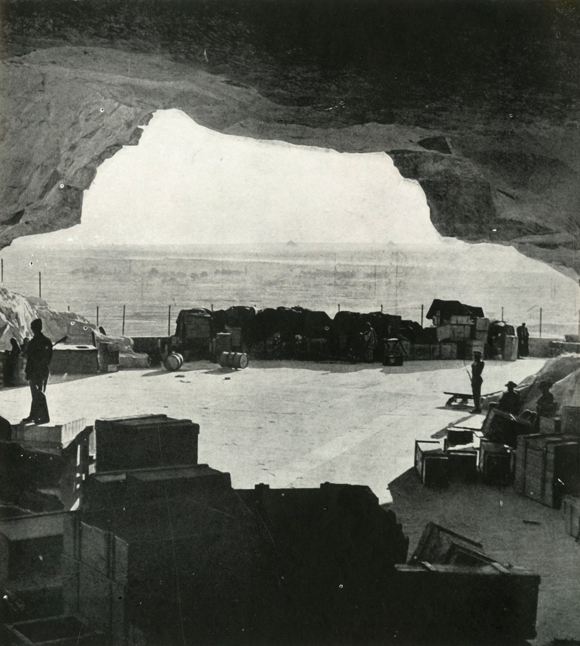 巨大な防爆店と修理店が洞窟から作られた、c1942-1943、1945。 作： 不明