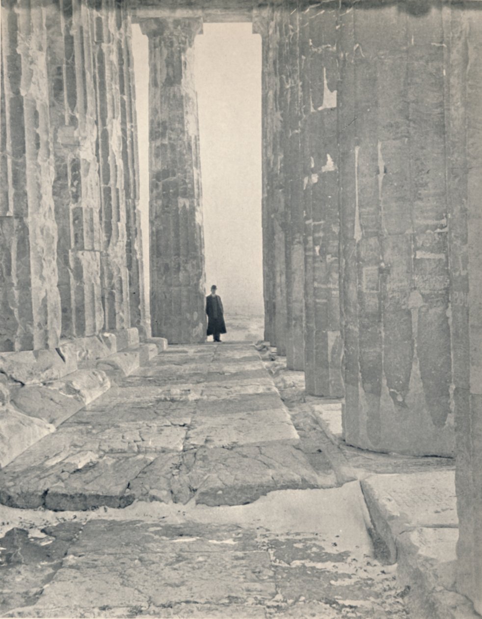 Im Portikus des Parthenon von Unbekannt: Kunstdruck kaufen
