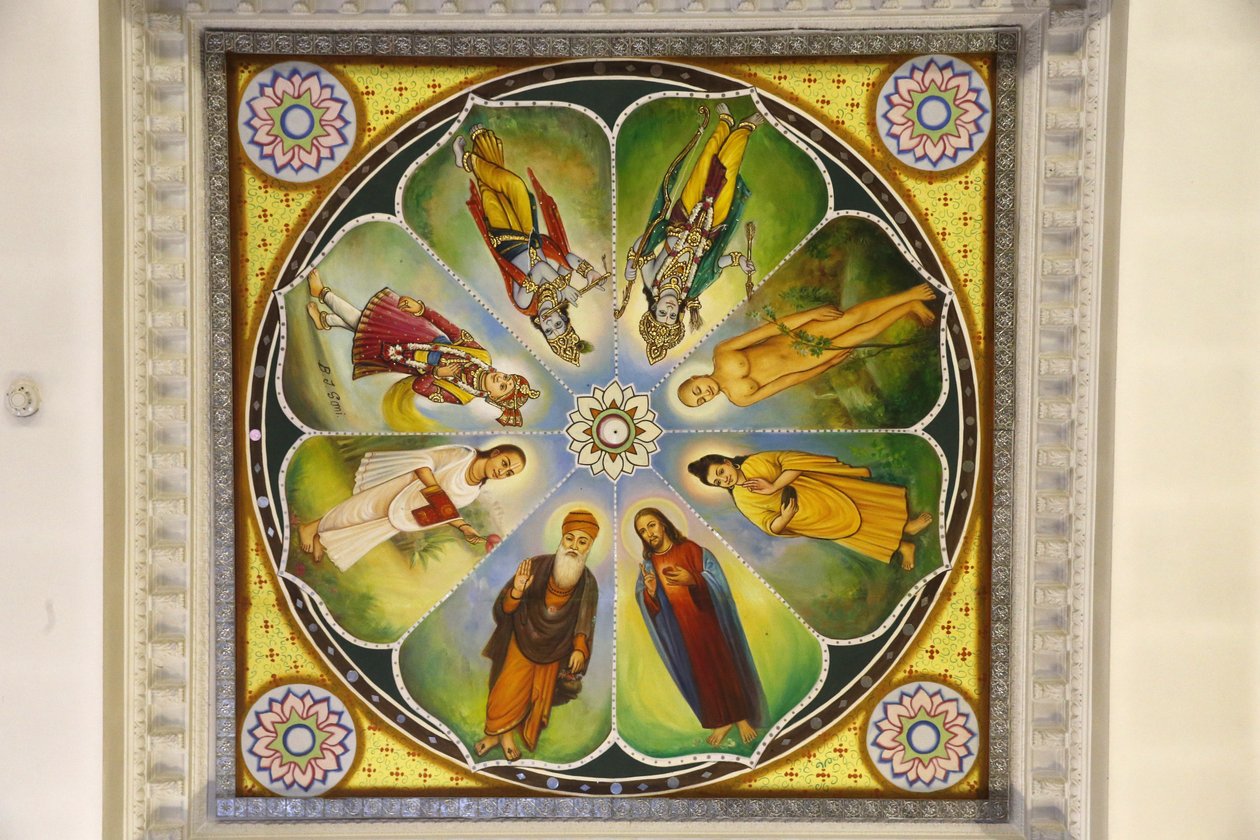 Jalaram Prathna hindu temple, Leicester.天井のアートワーク。神々（イエス・キリストを含む）。イギリス 作： 不明