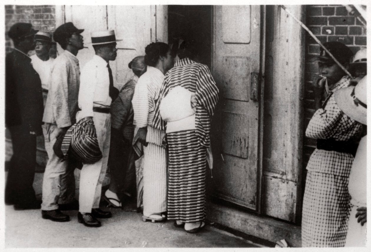 ツェッペリン格納庫を覗く日本人の群衆、霞ヶ浦、日本、1929 1933 作： 不明