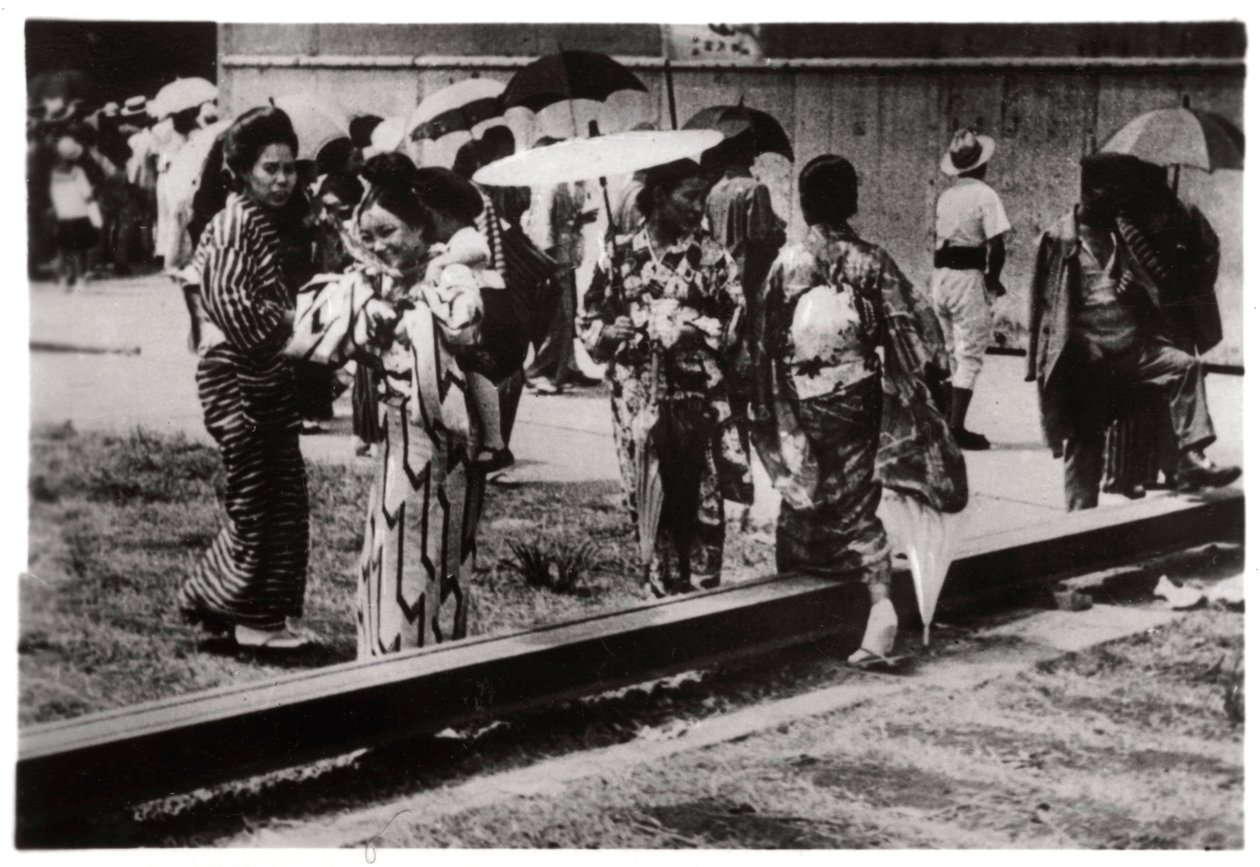 ツェッペリン格納庫の日本人女性、霞ヶ浦、1929 1933 作： 不明