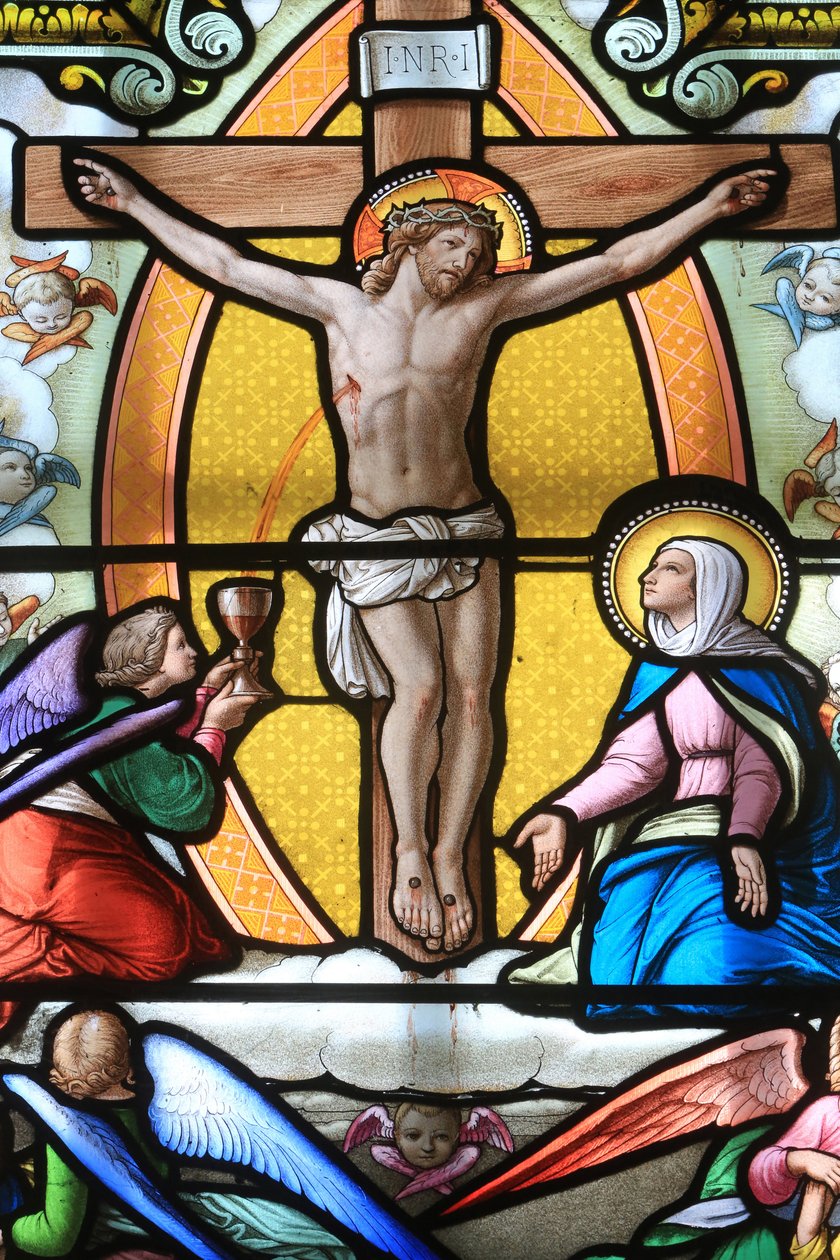 十字架上のイエス・キリスト。ステンドグラスの窓。ラ・サレットの聖母マリアの祠（ラ・サレット・ファラヴォー、フランス 作： 不明