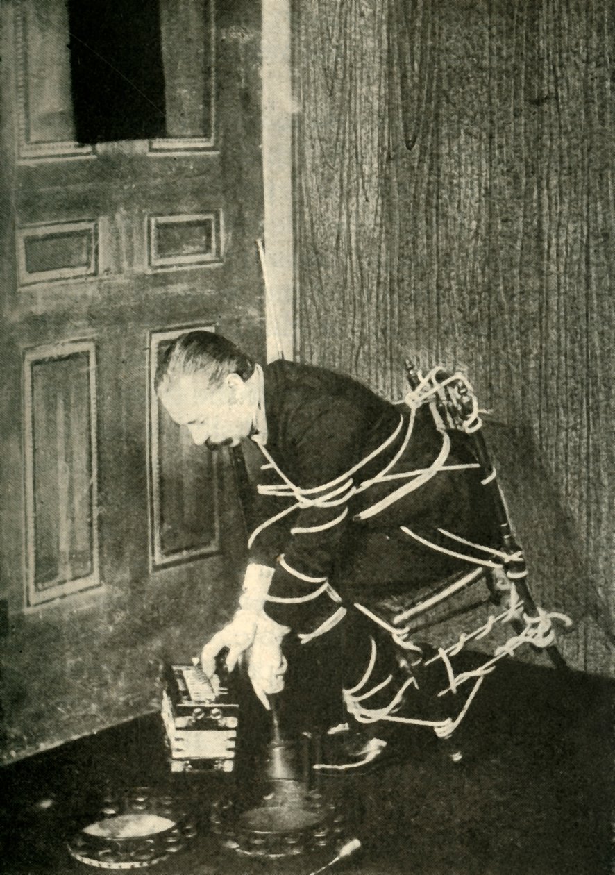 John Nevil Maskelyneがスピリットキャビネットの錯覚、c1910を実行します。 作： 不明