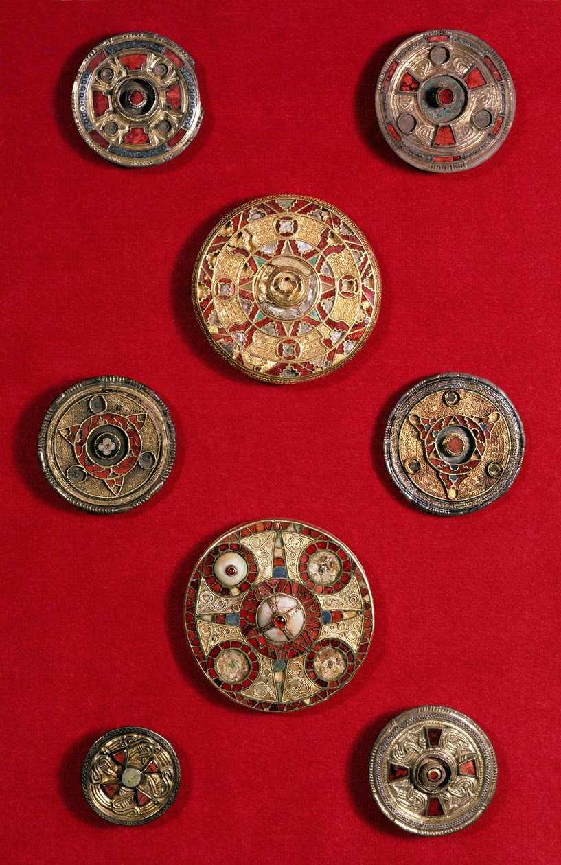 ケンティッシュ・サーキュラー・ジュエリー・ブローチ、アングロサクソン、600～650年頃（金、貝、ガーネット、色ガラス 作： 不明