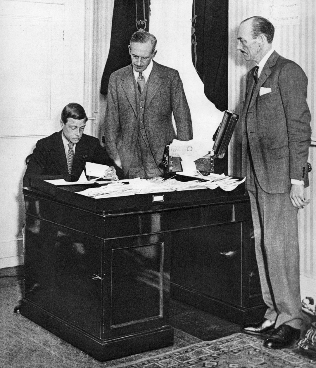 1936年、ロンドンのセントジェームズ宮殿でエドワード8世が彼のスタッフと仕事をしていた 作： 不明