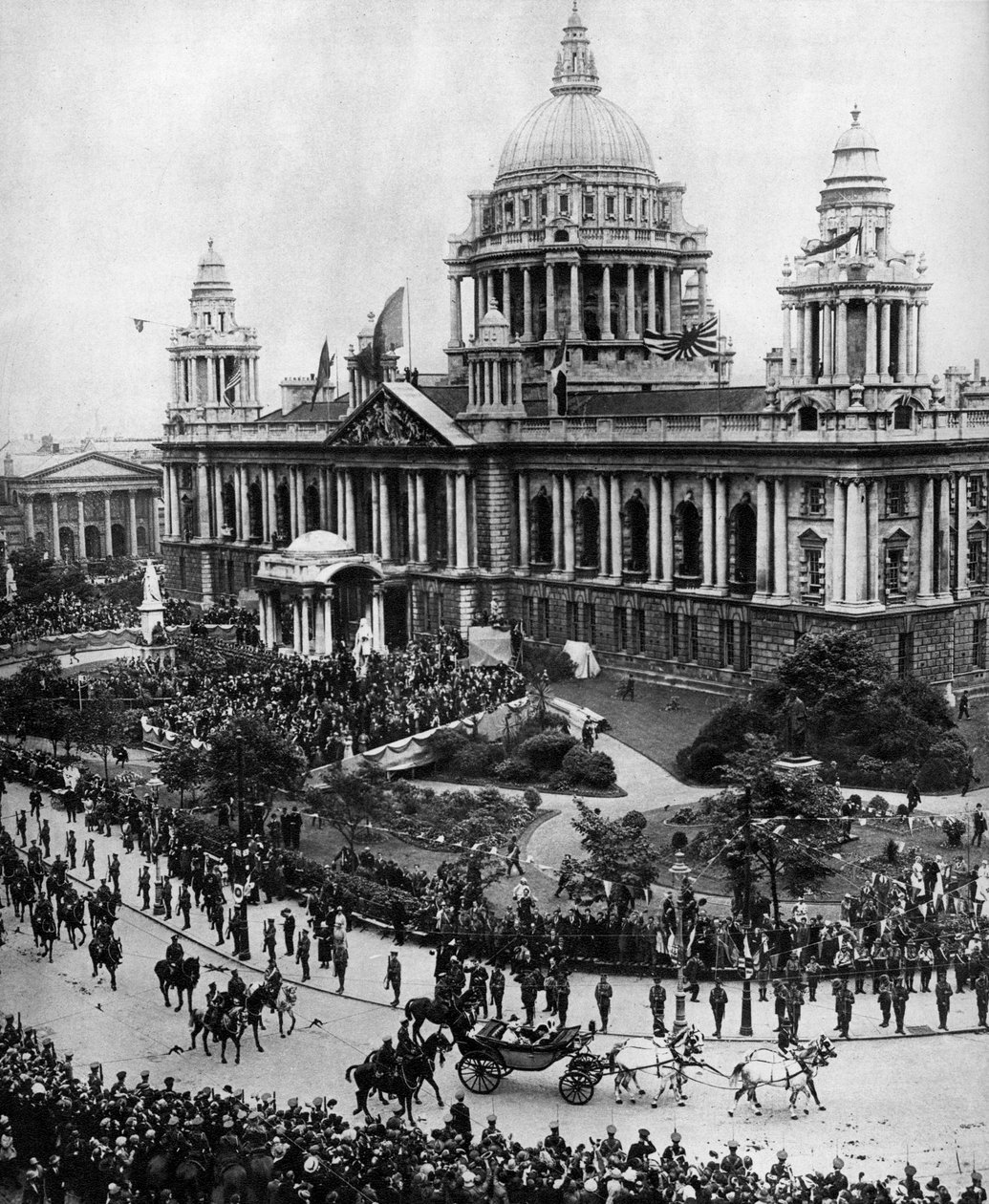 1921年、1935年、国王ジョージ5世がベルファストで最初のアルスター議会を開くために運転 作： 不明