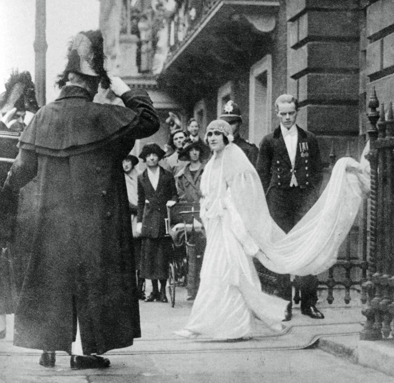 1923年4月26日、1937年4月26日、ウェストミンスター寺院で結婚するエリザベスボウズリヨン夫人 作： 不明