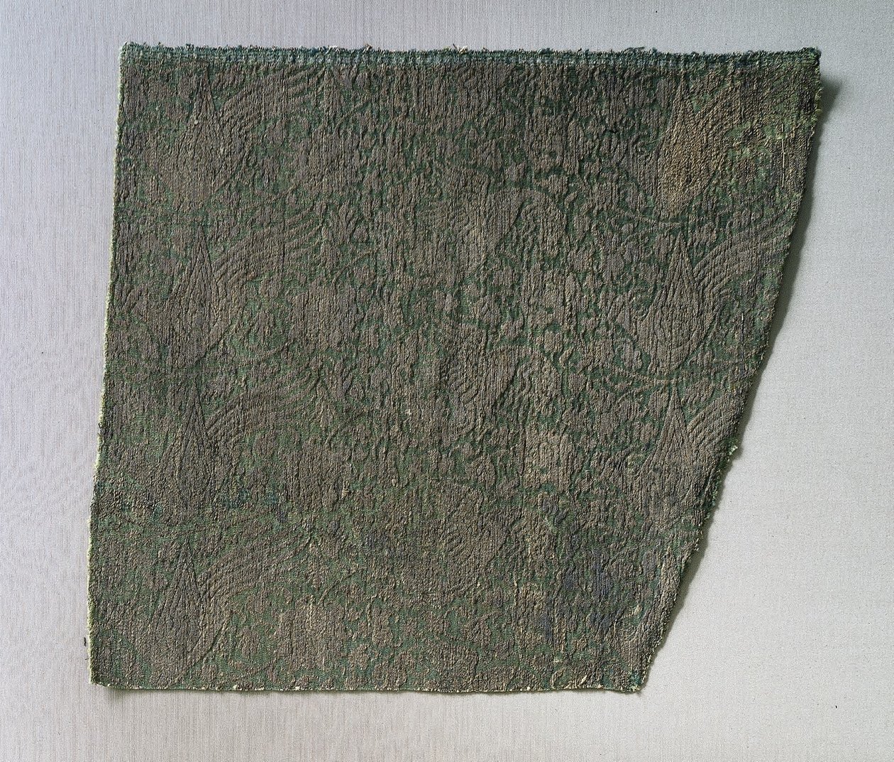 1200年代から1300年代のうねるツルに囲まれた不死鳥のいるランパス。 作： 不明